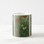 Schmetterlinge und Poppies von Vincent van Gogh Kaffeetasse (Mittel)