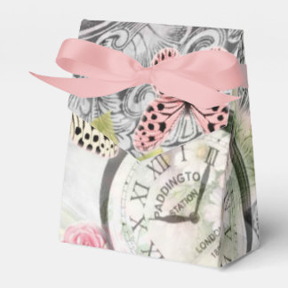 Schmetterlinge und Uhren vintage in den rosigen Geschenkschachtel