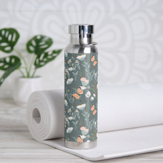 Schmetterlinge und Wildblumen auf dem Schlachtfeld Trinkflasche (Yoga)