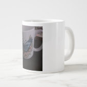 Schmetterlings-Blumen-Tasse Jumbo-Tasse (Vorderseite Rechts)