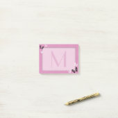 Schmetterlings-Monogramm auf Rosa Post-it Klebezettel (Auf Schreibtisch)