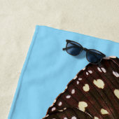 Schmetterlingsgeflügelgiraffe (BLUE BKGRD) Strandtuch (Beispiel)