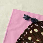 Schmetterlingsgeflügelgiraffe (PINK BKGRD) Strandtuch (Beispiel)