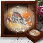 Schmetterlingsmagic-Schmuck Keepake Box Erinnerungskiste<br><div class="desc">Malerei "Birthday Butterfly" Sammlung Halten Sie Ihre Wertsachen in dieser schönen Sake-Box. Hergestellt aus lakiertem Holz, diese Schmuckkiste kommt in Golden Oak, Schwarz, Grün und Mahagoni. Weicher Filz schützt Deine Schmuckstücke und Andenken. Personalisieren Sie die Produktseite oder klicken Sie auf die Schaltfläche "Anpassen", um weitere Designoptionen zu erhalten. Das Design...</div>