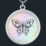 *~* Schmetterlingsmotiv Magic Boho Universum Regen Versilberte Kette<br><div class="desc">* Energie Enhanced Esoteric Celestial Stars Cosmic Cosmos BOHO MODERN MYSTIC Sacred Geometry BUTTERFLY mit Mond auf seinen Flügeln... oder. MOTH auf einem weichen Rainbow Pastel Hintergrund Silver Plate Round Necklace. Energieverbesserter RUND Silber platzierte metaphysische Spirituelle New Age Halskette. JEWELRY MIT VORSICHT (R) - Energetisch Enhanced Juwelier. Seit 2001 habe...</div>