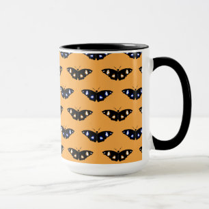 Schmetterlingsmuster auf orangefarbenem Hintergrun Tasse