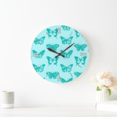 Schmetterlingsskizze, -aqua und -Türkis Große Wanduhr (Zuhause)