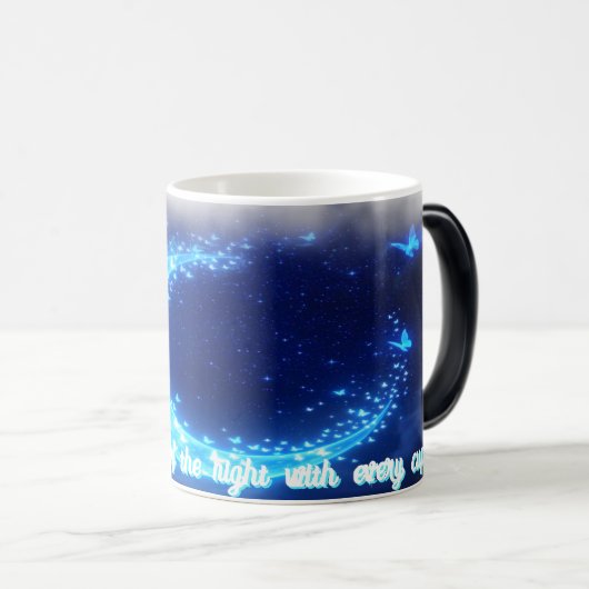 Schmetterlingstraum - Bezaubernde Tasse des Kaffee (VorderseiteRechts)