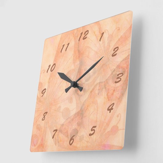Schmetterlingstraum in Peach Quadratische Wanduhr (Winkel)