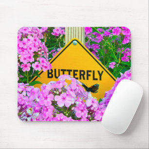 Schmetterlingsunterschrift in einem Phlox-Garten Mousepad