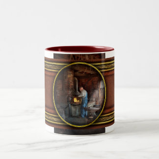 Schmied - Die Bedeutung des Schmiedeeises Zweifarbige Tasse