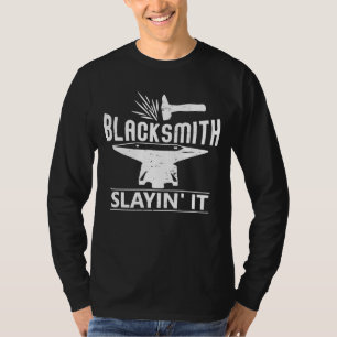 Schmied schlägt für Metallarbeiter Schwarzschmied  T-Shirt
