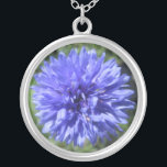 Schmuck - Necklace - Cornflower Blue Bachelors Btn<br><div class="desc">Die Schönheit der Blume wird nie mehr überrascht, aber diese kleine Blüte trägt erstaunlichen "Knall für den Buck". Nur etwas größer als ein 50-Cent-Stück, wurde es nah fotografiert und bis ins atemberaubende Detail erweitert. Das Zentrum erinnert an einen Meeresanemon, der von außen durchsichtige, ausdehnende und kurvige Tendris geprägt ist. Der...</div>
