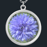 Schmuck - Necklace - Cornflower Blue Bachelors Btn<br><div class="desc">Die Schönheit der Blume wird nie mehr überrascht, aber diese kleine Blüte trägt erstaunlichen "Knall für den Buck". Nur etwas größer als ein 50-Cent-Stück, wurde es nah fotografiert und bis ins atemberaubende Detail erweitert. Das Zentrum erinnert an einen Meeresanemon, der von außen durchsichtige, ausdehnende und kurvige Tendris geprägt ist. Der...</div>