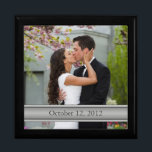 Schmuckbox für Hochzeitstifte aus Foto Geschenkbox<br><div class="desc">Sie können das Foto und den Text in diesem Foto Rahmen Schmuckkasten anpassen. Ideal für Hochzeit, Verlobung, Jubiläum oder Familienfeiern. Um Bild und Text zu ändern, verwenden Sie die Option Personalisieren. Um weitere Änderungen vorzunehmen, z. B. Textänderungen (Schriftart, Schriftart, Textplatzierung) oder die Platzierung des Fotos zu ändern, können Sie diese...</div>