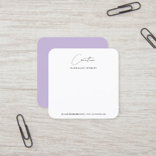 Schmuckdisplay mit weicher violetter handgeschrieb quadratische visitenkarte