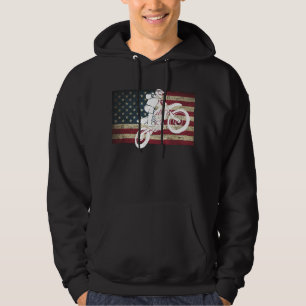 Schmutz-Fahrrad auf beunruhigter Flagge in der Hoodie