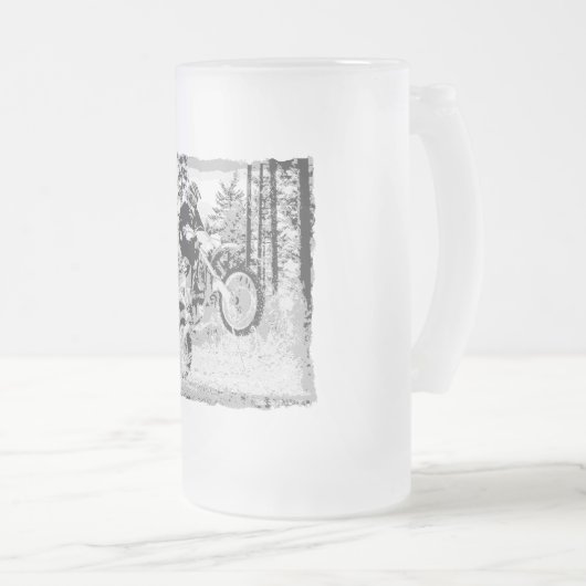 Schmutzfahrrad, das in das Holz sich dreht Mattglas Bierglas (VorderseiteRechts)