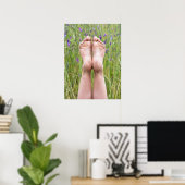schmutzige Barfuß in Wildblumen Poster (Heimbüro)