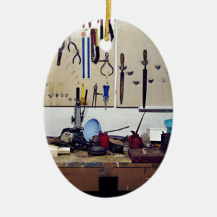 Schmutziger Werktisch Keramikornament