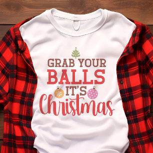 Schnapp Dir Deine Kugeln Es Ist Weihnachten Lustig Tri-Blend Shirt