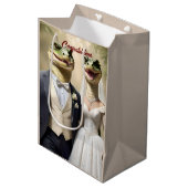 "Schnappschuss Liebe: Eine krokodilische Hochzeits Mittlere Geschenktüte (Vorderseite Schrägansicht)