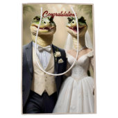 "Schnappschuss Liebe: Eine krokodilische Hochzeits Mittlere Geschenktüte (Vorderseite)