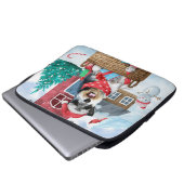 Schnauzer Dog im Schnee Weihnachtshundehaus Laptopschutzhülle (Vorne Knopf)