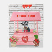Schnauzer Dog Valentine's Day Kissing Booth Fleecedecke (Vorderseite)
