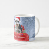 Schnauzer Hund im Schnee sitzen im Weihnachtswagen Kaffeetasse (VorderseiteRechts)