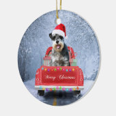 Schnauzer Hund im Schnee sitzen im Weihnachtswagen Keramik Ornament (Links)