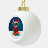 Schnauzer Hund mit Weihnachtsgeschenken Keramik Kugel-Ornament (Rechts)