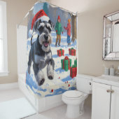 Schnauzer läuft im Schnee mit Weihnachtshut Duschvorhang (Beispiel)