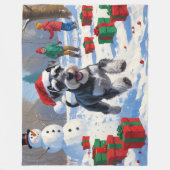 Schnauzer läuft im Schnee mit Weihnachtshut Fleecedecke (Vorderseite)