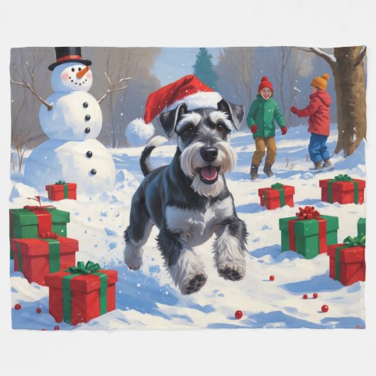 Schnauzer läuft im Schnee mit Weihnachtshut Fleecedecke (Vorderseite (Horizontal))