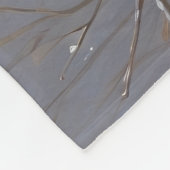 Schnauzer läuft im Schnee mit Weihnachtshut Fleecedecke (Ecke)