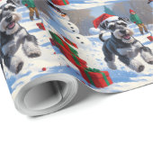 Schnauzer läuft im Schnee mit Weihnachtshut Geschenkpapier (Rolleneckpunkt)