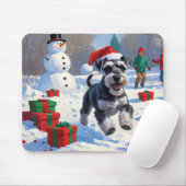 Schnauzer läuft im Schnee mit Weihnachtshut Mousepad (Mit Mouse)