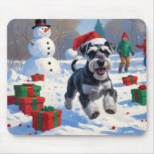 Schnauzer läuft im Schnee mit Weihnachtshut Mousepad (Vorne)