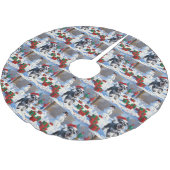 Schnauzer läuft im Schnee mit Weihnachtshut Polyester Weihnachtsbaumdecke (Schrägansicht)