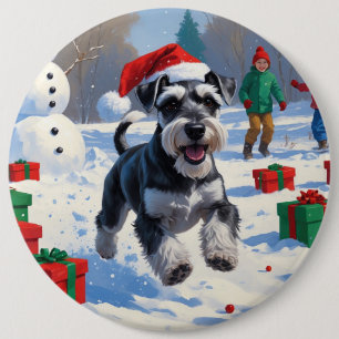Schnauzer läuft im Schnee mit Weihnachtsmütze Button