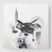 Schnauzer mit Kamera Quadratische Wanduhr (Vorderseite)