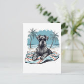 Schnauzer mit Sonnenbrille am Strand Postkarte (Stehend Vorderseite)