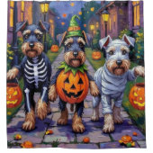 Schnauzer Trick-or-Treating in Halloween Costumes Duschvorhang (Vorderseite)