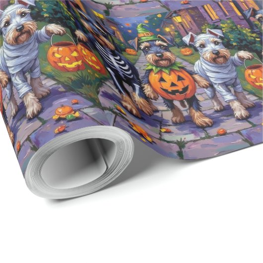 Schnauzer Trick-or-Treating in Halloween Costumes Geschenkpapier (Rolleneckpunkt)