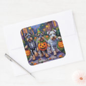 Schnauzer Trick-or-Treating in Halloween Costumes Quadratischer Aufkleber (Umschlag)