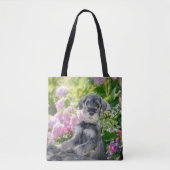 Schnauzer Welpe im blühenden Garten Tasche (Vorderseite)