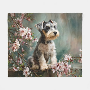 Schnauzer-Welpe unter Frühlings-Kirschblüten Fleecedecke