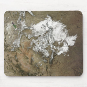 Schneabdeckungen die felsigen Berge in vereinigtem Mousepad