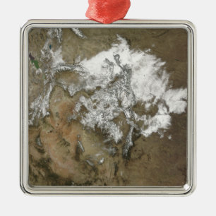 Schneabdeckungen die felsigen Berge in vereinigtem Silbernes Ornament